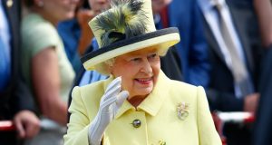 ملكة بريطانيا تحصل على قفازات جديدة تقتل فيروس كورونا