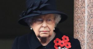 الحزن يسيطر على قصر باكنجهام.. الملكة البريطانية إليزابيث الثانية تفقد كلبها “فولكان”
