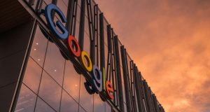 هل تحظر غوغل مواقع على أجهزة مستخدميها؟