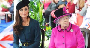 كيف أثرت الملكة إليزابيث في خيارات أزياء كيت ميدلتون؟