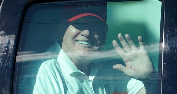 بالصور – ترامب يلعب الغولف ويمرح مع أنصاره في فلوريدا