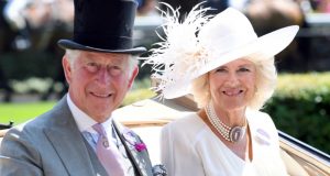 أزمة جديدة تواجه العائلة المالكة البريطانية.. ما علاقة زوجة الملك تشارلز؟