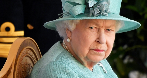 الملكة إليزابيث تخدع سياحاً أميركيين لم يتعرفوا إليها بمقلب مضحك