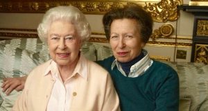 ابنة الملكة إليزابيث تظهر للمرة الأولى منذ وفاة والدها: “كان معلمي وسندي وناقدي”