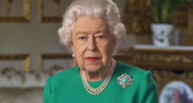 لماذا ترتدي الملكة إليزابيث اللون الأخضر في أهم مناسباتها؟.. علماء النفس يجيبون