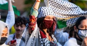 بيلا حديد تناصر فلسطين من نيويورك