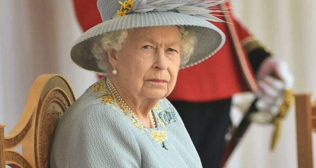 الملكة إليزابيث تكرم دانييل كريغ وكبير أطباء بريطانيا بوسامين كبيرين