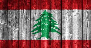 لبنان يحاول كسر رقم قياسي جديد.. أكبر علم مرسوم بالطبشور