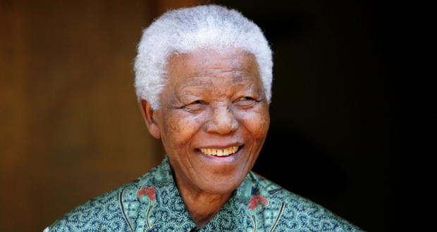 “كانت تجلب السعادة للزعيم العظيم”.. قمصان مانديلا الشهيرة للبيع في مزاد
