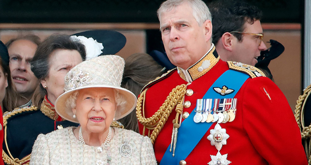 الملك تشارلز يخالف قرارات الملكة إليزابيث ويعفو عن الأمير أندرو