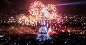 باريس تلغي عروض الألعاب النارية واحتفالات ليلة رأس السنة
