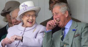 الأمير تشارلز يكشف تطورات الحالة الصحية للملكة إليزابيث