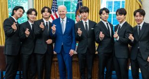 الرئيس الأمريكي يفاجئ أعضاء فرقة BTS.. يستمع إلى أغنياتهم في البيت الأبيض