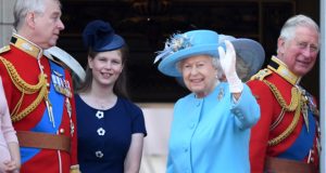 صحيفة بريطانية: حفيدة الملكة إليزابيث تعمل مقابل الحدّ الأدنى للأجور!