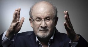 ارتفاع مبيعات رواية “آيات شيطانية” بعد الاعتداء على سلمان رشدي