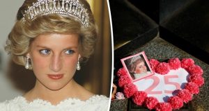 إحياء الذكرى الـ25 لرحيل الأميرة ديانا أمام قصر كنسينغتون في لندن