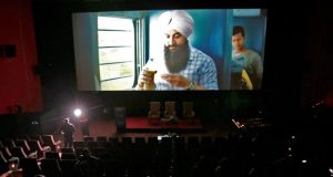 افتتاح أول صالة سينما في كشمير بعد عقود على إغلاقها