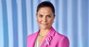 ولية العهد السويدية تدعم حملة الشريط الوردي لمؤسسة السرطان