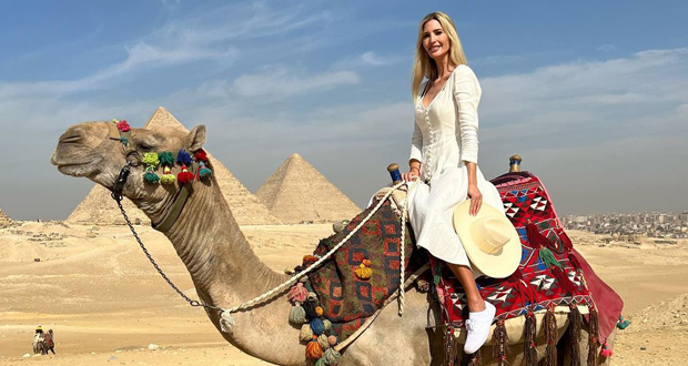 من أمام الأهرامات.. إيفانكا ترامب توثق زيارتها إلى مصر