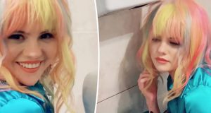 فيديو – سيلينا غوميز بإطلالة صادمة وحركات غريبة داخل المرحاض