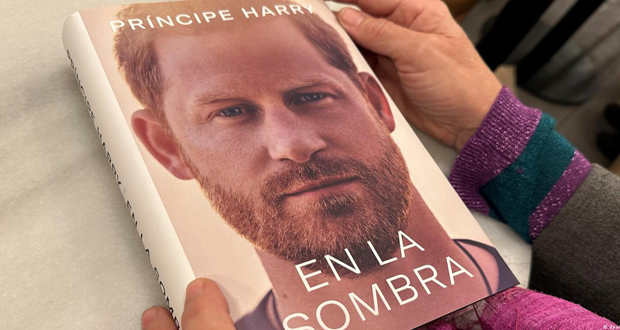 مذيع بريطاني يمزّق كتاب الأمير هاري ويأكل صفحاته!