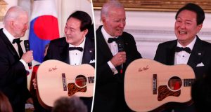 رئيس كوريا الجنوبية يظهر موهبته الغنائية في البيت الأبيض