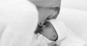 باريس هيلتون بصور جديدة مع ابنها الرضيع.. “كل قلبي”!