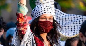 بالرقص الفلسطيني.. بيلا حديد تحتفل بعيد الفطر
