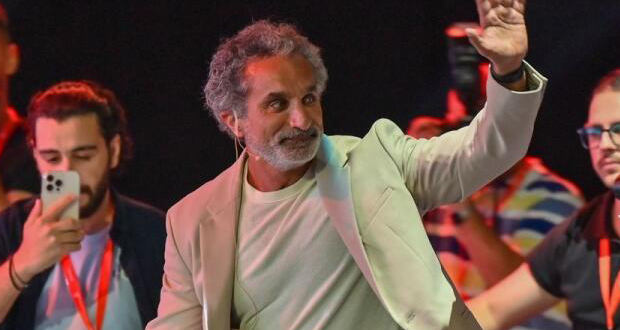 باسم يوسف يفاجئ الجمهور ويرقص الدبكة الفلسطينية على المسرح في سيدني