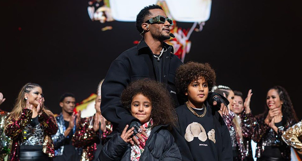 محمد رمضان يفاجئ جمهوره في السعودية ويغني مع أولاده على المسرح
