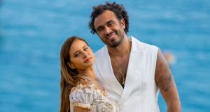 نيللي كريم بصور جديدة مع زوجها هشام عاشور على البحر